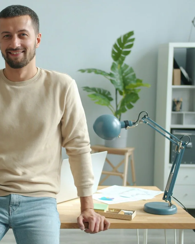 Unternehmer in einem hellen Büro