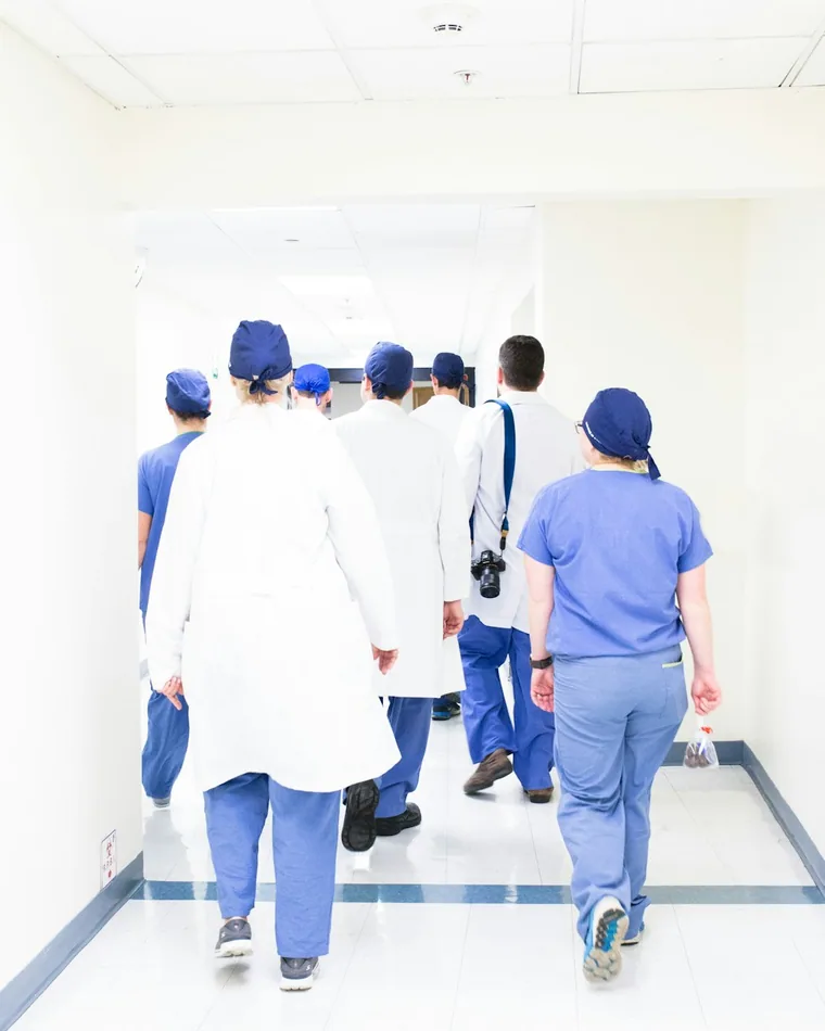 Ärztliches Team auf einem Krankenhausflur
